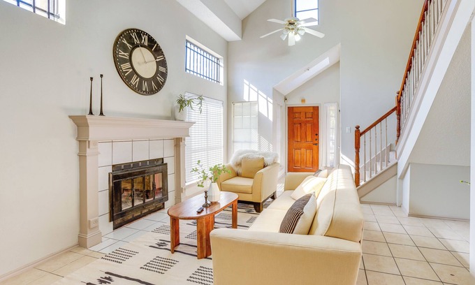 Mission Bend House | 2 Mi to Houston Funplex: Home w/Private Yard!