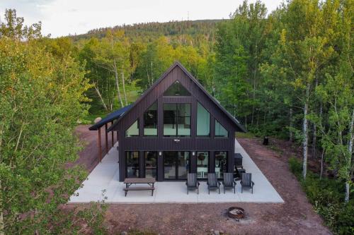 Lutsen House | 2 Mi to Lutsen Mtns Modern Cabin with Fire Pit!