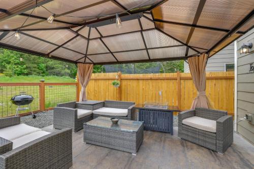 Port Angeles House | 2 Mi to Olympic National Park Hot Tub Haven!