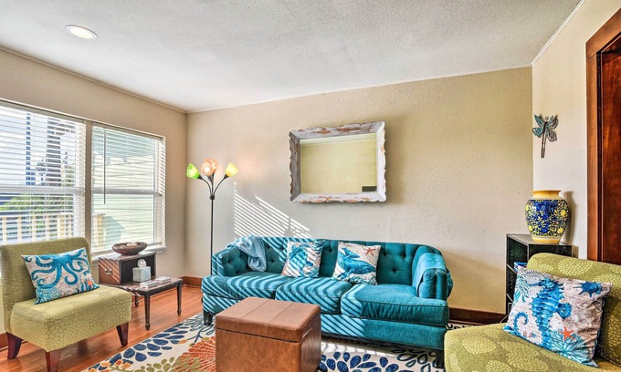 Galveston Cottage | 2 Mi to Pier: Colorful Cottage in Galveston!