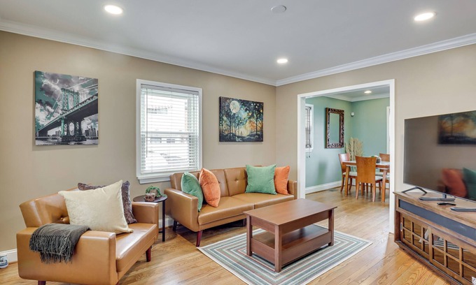 Northeast House | 2 Mi to The Fields At RFK Campus: DC Getaway