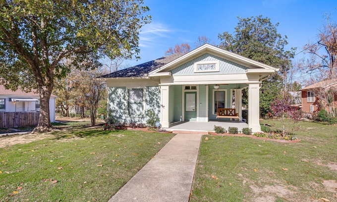 Tyler Apartment | 2 Mi to Tyler Rose Garden: Vibrant Apartment!
