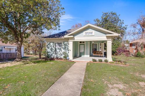 Tyler Apartment | 2 Mi to Tyler Rose Garden Vibrant Apartment!