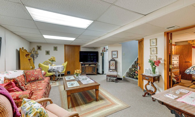 Cheektowaga Apartment | 2 Mi to Walden Galleria: Apartment w/Patio