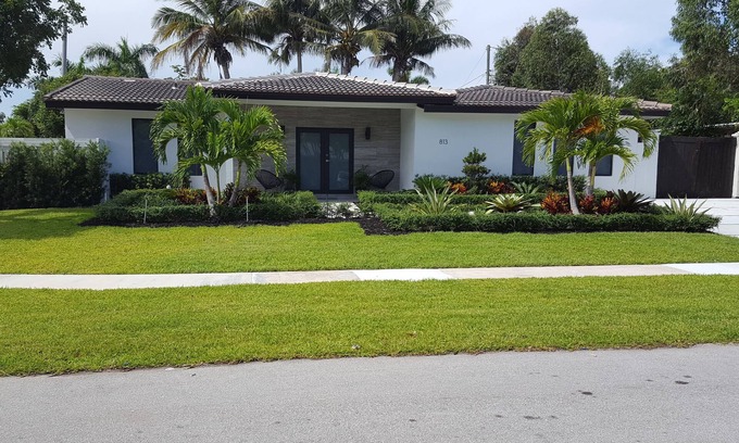 Survey Creek House | 2 Miles from the Beach, Designer Decorated, 3 Bedrooms, 3 Bathrooms