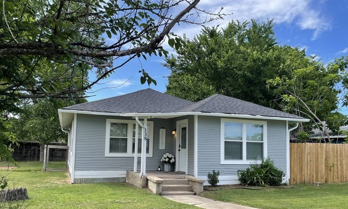 Somerville Cottage | 2 miles from Welch Park boat ramp and park!Close to grocery store and restaurant