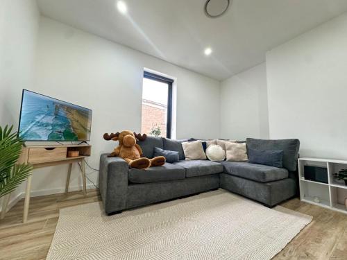 Canterbury Apartment | 2 Min Train Station, 9 kms to sydney CBD