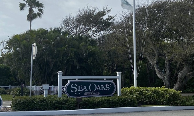 Wabasso Beach Condo | 2 min walk, beachside pool, bar and outside dining, 16tennis courts .Gated.