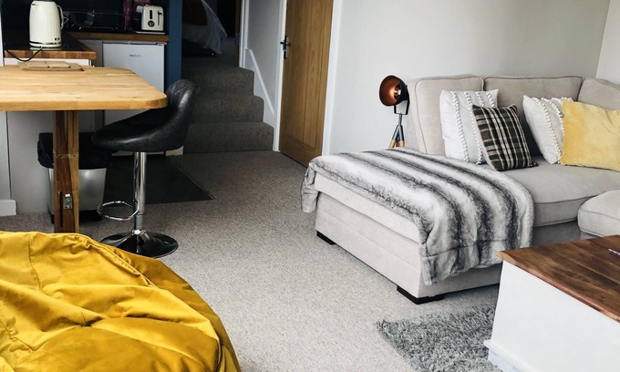Alnmouth Apartment | 2 Minute Walk to Beach with Private Parking and Pet Friendly