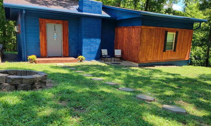 Benton Cottage | 2 minutes from Jonathan's Creek boat ramp! Lake view. Family vacation