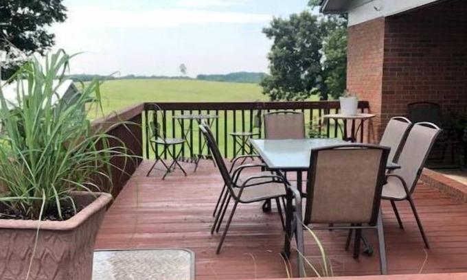 Hiddenite Cottage | 2 minutes from the mine - Comfortable 3 bedroom house loaded with charm.