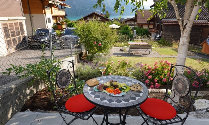Brienz Apartment | 2 minutes to the lake, quiet, garden, parking, 20 minutes to Interlaken