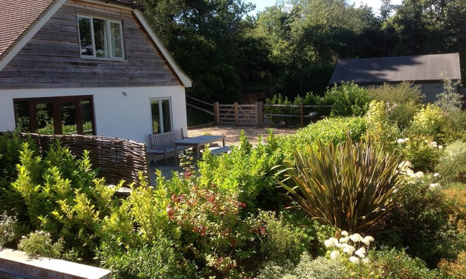 Midhurst Cottage | 2 (or 3) Bedroom self catering cottage in a quiet location with stunning views