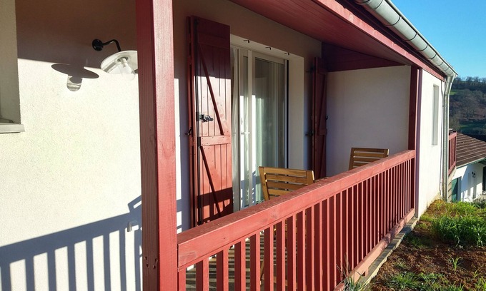 Bustince-Iriberry Apartment | 2 pers-Studio Conchita - view of the Pyrenees, 7km from Saint-Jean-Pied-de-Port.