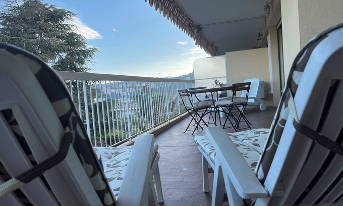 Le Ray Apartment | 2 Pièces au Calme Dans la Verdure Avec Grande Terrasse et Piscine