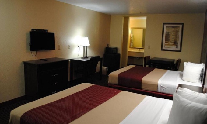 Fort Worth Hotel | 2 Queen Beds Room, Scottish Inns, Free Parking, Located just off I-35