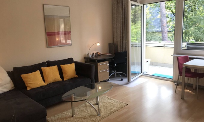 Nikolassee Condo | 2-room apartment in Berlin-Zehlendorf, in close proximity to Schlachtensee.