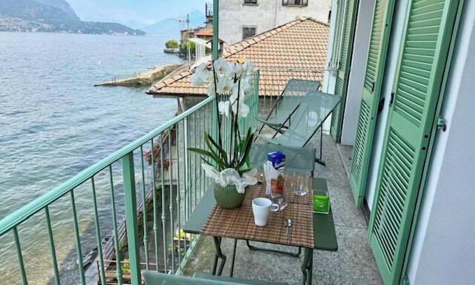 Lezzeno Apartment | 2-room apartment with large balcony in direct lakeside location