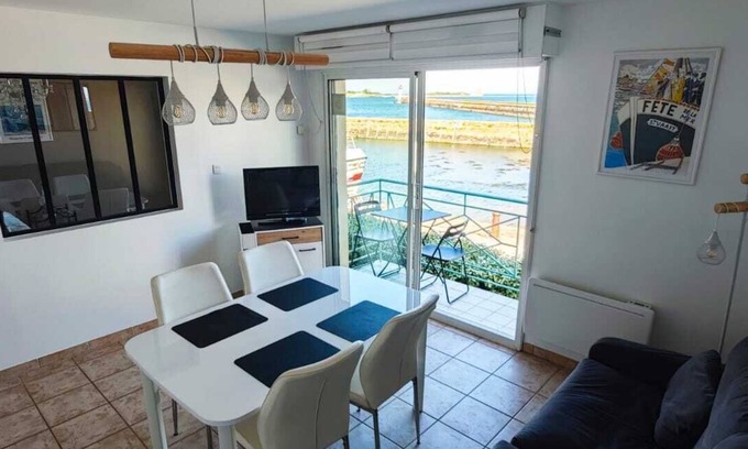 Saint-Vaast-la-Hougue Apartment | 2-room garage facing with panoramic view of the sea and TATIHOU island (UNESCO)