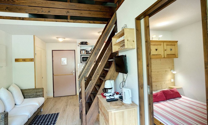 Les Bruyeres Apartment | 2 Rooms + mezzanine for 6, ski-in/ski-out, wifi, parking