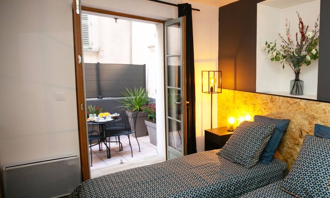 Old Town Apartment | 2 rooms with patio - center of Toulon