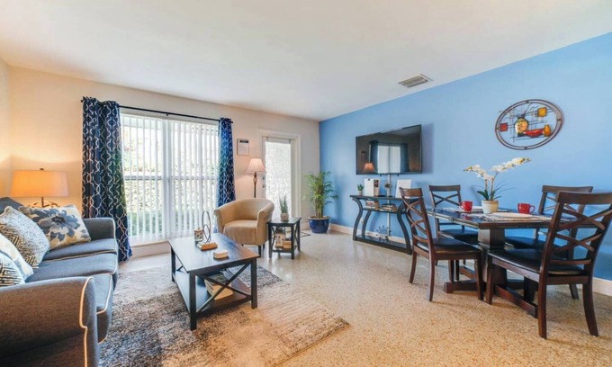 Poinsettia Heights Apartment | #2 ❤️ Spacious, Quiet, Elegant, with Full Kitchen