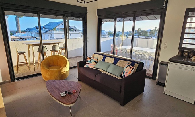 Centre-Ville Apartment | 2 steps from the lagoon (St Pierre) magnificent T3 with huge terrace and rare parking space
