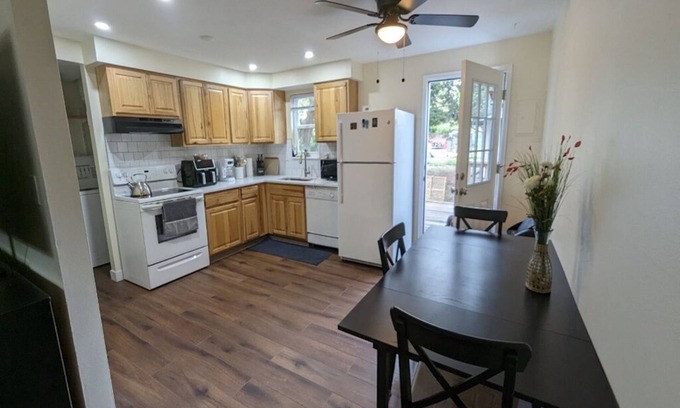 Northeast Colorado Springs Apartment | 2 story apartment in quiet neighborhood minutes to UCCS. 2bed/1.5 Bath. Garage