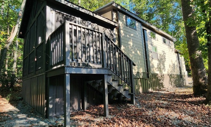 Mill Spring House | 2-story creek side tiny home, dog-friendly, screened in porch, quick walk to pool and playground, sleeps 6.