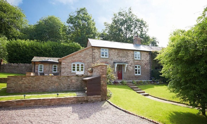 Hoarwithy Cottage | 2 The Oaks, 19th century sandstone cottage in a peaceful location between Hereford and Ross-on Wye.