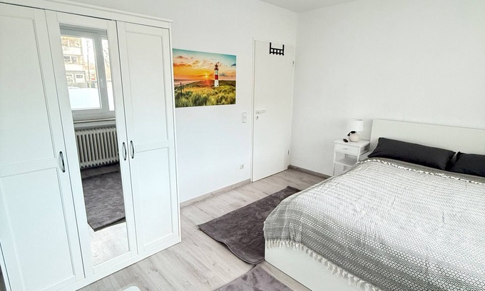 Herne Apartment | #2 Top room: central & comfortable, shared bathroom