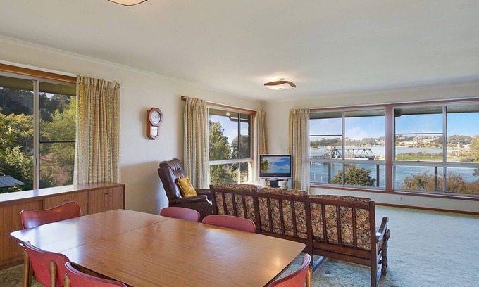 North Narooma House | 2 Water Crescent - Retro Haven