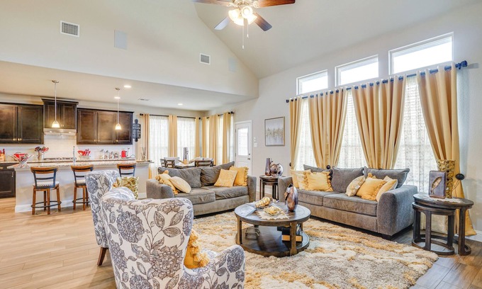 Mansfield House | 20 Mi to AT&T Stadium: Remote-Work Ready Home!