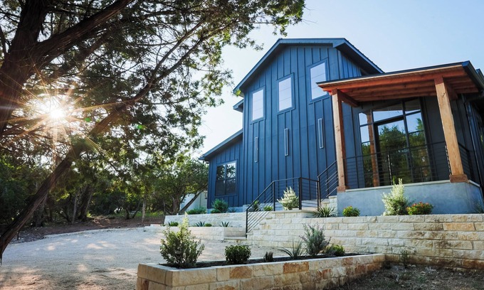 Austin House | 20 mins to downtown/Cowboy Pool/Hot Tub/Patio/Sleeps 12