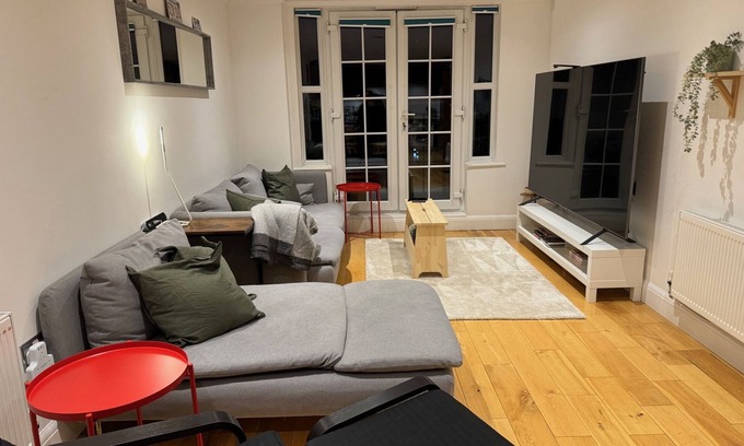 Plaistow and Sundridge Apartment | 20 minutes to Central London! Family-size gated apartment with en-suite bathroom