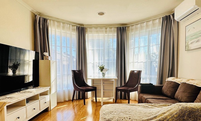 Laverton Apartment | 20 minutes to Mel CBD! 2 BRs AirCon unit house with living kitchen parking.