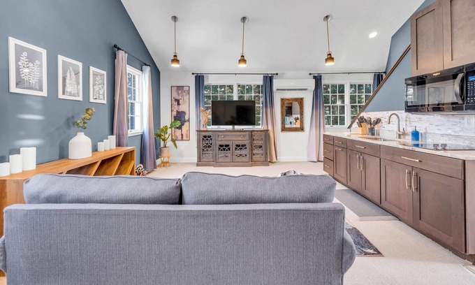 Oakton House | 20% off monthly stays at modern & cozy guesthouse in great location