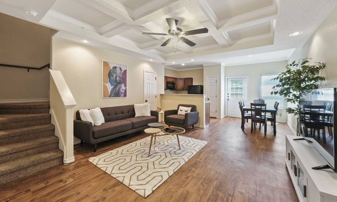 Selma House | 20% OFF Updated 3BR 2.5BTH Townhome - Pet-friendly - Fast WiFi-Driveaway Parking