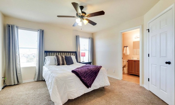 Selma House | 20% OFF Updated 3BR 2.5BTH Townhome - Pet-friendly - Fast WiFi-Driveaway Parking