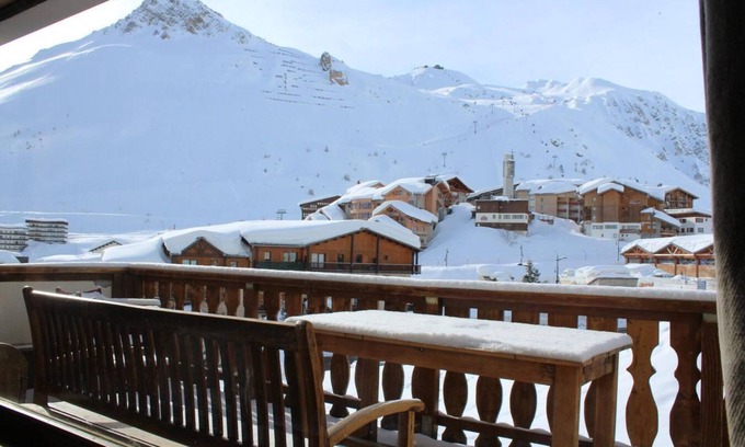 Les Almes Apartment | 200m from resort center, view mountain, terrace, tv, ski locker, 70m², Tignes