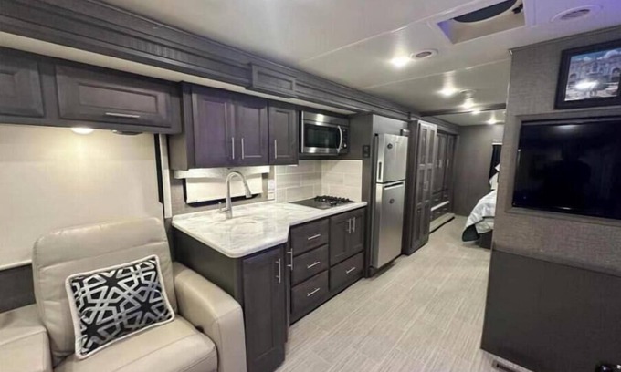 Fredericksburg House | 2021 Thor Motor Coach Challenger