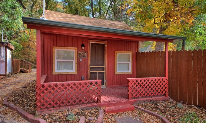 Manitou Springs Historic District Cabin | 2024 Remodeled Creekside Cabin Steps to Downtown Manitou Springs Lic#9244nnnnnnn