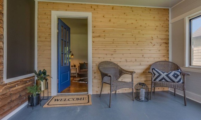 Three Oaks Cottage | 2025/2026 Open! Three Oaks Charmer W/Two Night Summer Minimum