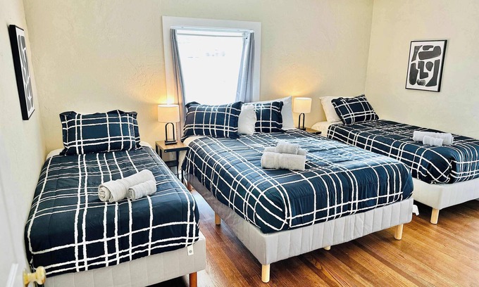 Sparks House | 21 Minutes to Tesla & USA Parkway/Pet OK/Sleeps20