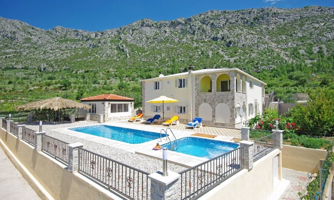 Vrgorac House | 210 m² House ∙ 4 bedrooms ∙ 10 guests