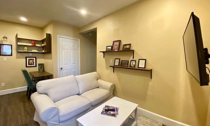 North End House | 219 Large T/House with AC in City Center