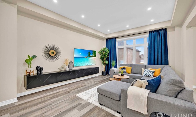 Thorold House | 22min drive to Niagara. Sleeps 10. 1GB. 5 Bd/4 Bth