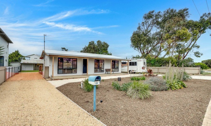 Middleton House | 23 Ellensford Tce - Comfortable Home Two Streets to the Beach