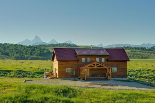 Felt House | 23 Mi to Targhee Skiing Felt Cabin with Hot Tub!