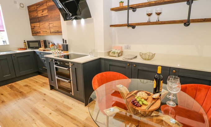 Edwinstowe Cottage | 23A HIGH STREET, with a garden in Edwinstowe